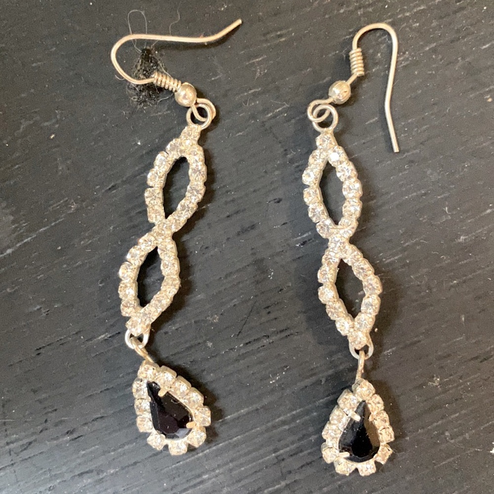 Silver dangle earring with black diamond